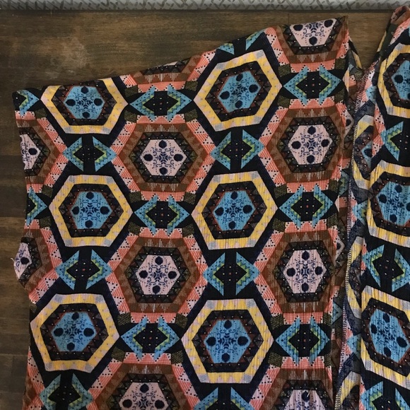 Light Geometric Print Hip-Length Kaftan - Picture 3 of 5